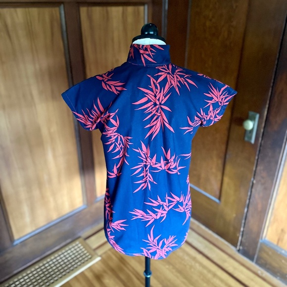 Tropical Hawaiian Bamboo Print Tea Timer Top Blouse, Blue Red, Amoureux Vintage - Picture 4 of 6